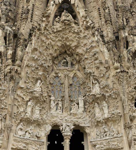 Detalle de la fachada del Nacimiento, Sagrada Familia ...