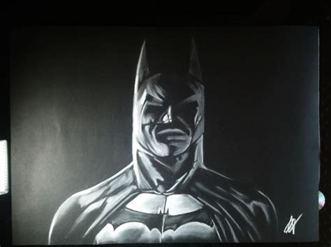 Dibujando a Batman con un sólo lápiz sobre fondo negro ...