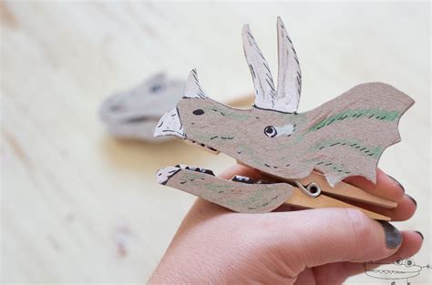 Dinosaurios de papel y pinzas   Manualidades Infantiles