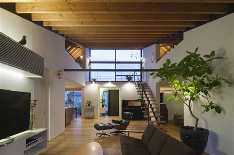 Diseño de casa moderna de un piso con techo en pendiente ...
