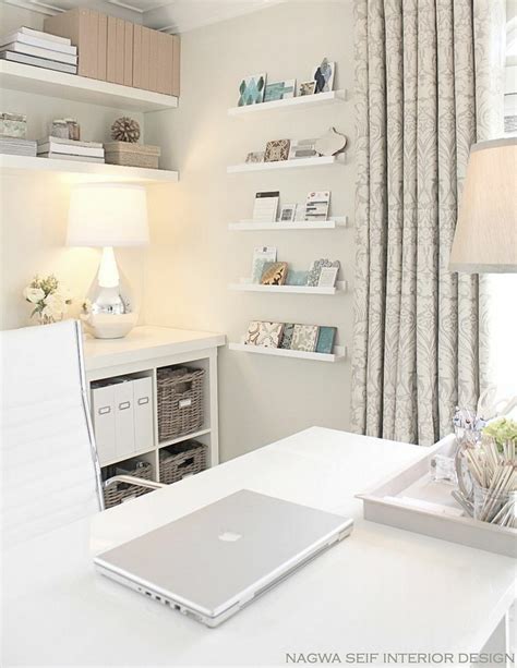 Diseño interiores de despachos blancos amplios e iluminados