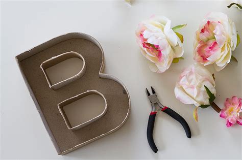 DIY Aprende a hacer letra de cartón con flores