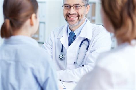 Doctor hablando con los pacientes | Descargar Fotos gratis