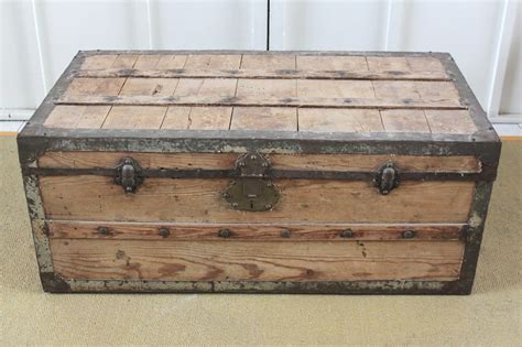 Dominique / Antiguo baúl de madera y herrajes