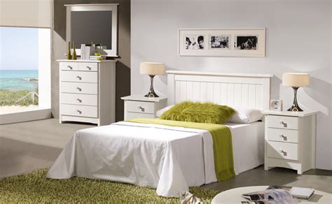 Dormitorio con muebles blancos