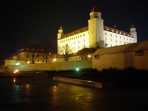 Dosiero:Bratislava Castle.jpg   Vikipedio