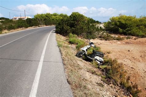 Dues persones ferides en un accident de moto a Formentera ...