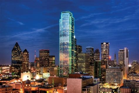 Edificios en la noche de Dallas  Texas, Estados Unidos ...