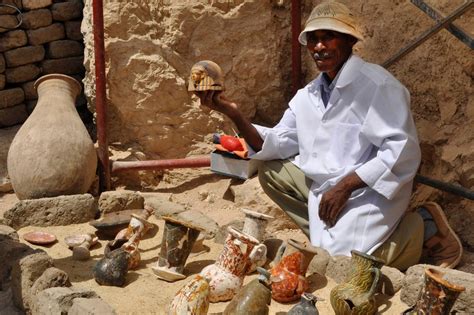 Egipto: descubren una tumba intacta con 8 momias, 10 ...