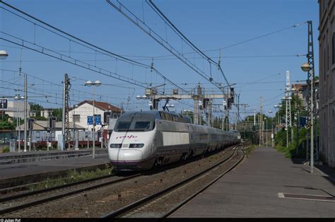 Ein RENFE Hochgeschwindigkeitszug der Serie 100 verlässt ...