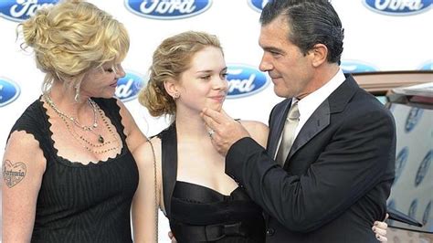 El actor Antonio Banderas, su mujer y la hija de ambos ...
