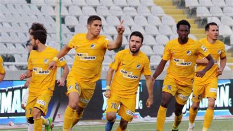 El APOEL Nicosia golea al Nea Salamina en su debut liguero ...