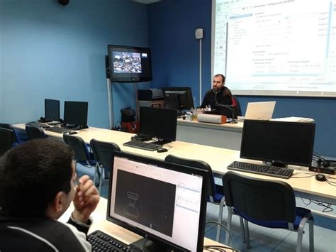 El aula de informática de Celanova imparte un curso a seis ...