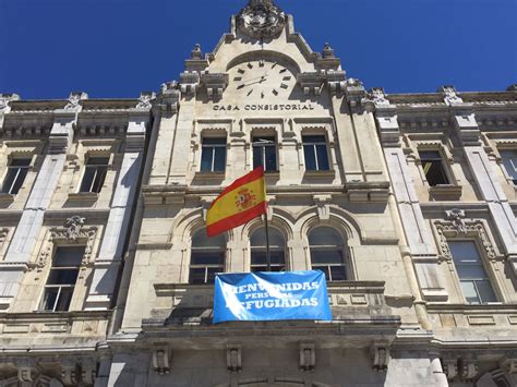 El Ayuntamiento de Santander instala una pancarta de apoyo ...