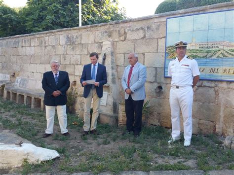 El Duque de Calabria rinde homenaje a los marinos caídos ...