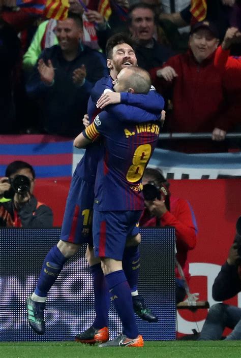 El emotivo abrazo de Lionel Messi y Andrés Iniesta tras ...