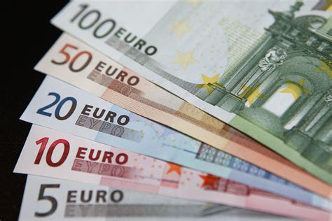 El euro se hunde ante el dólar tras decisión del Banco ...
