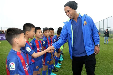 El FC Barcelona lanza una escuela de fútbol en China ...