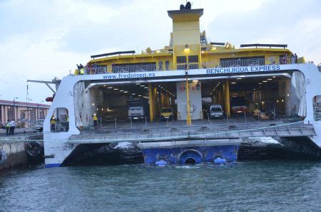 El fuerte oleaje se come parte de la obra de la playa y ...