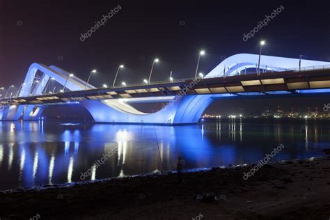 el jeque zayed puente en la noche, abu Dabi, Emiratos ...