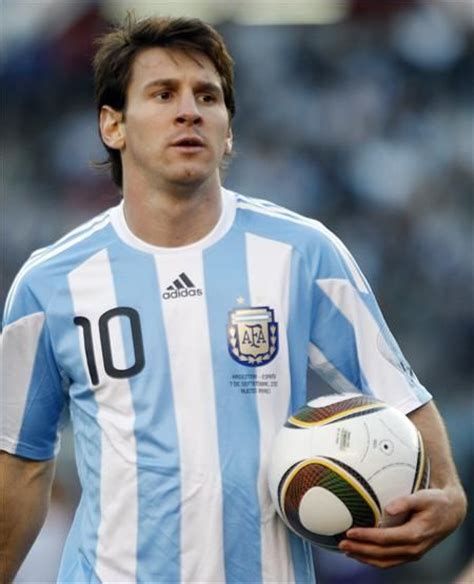 El jugador argentino Lionel Messi toma el balón este 7 de ...