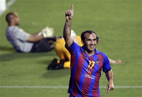 El jugador griego del Levante Gekas celebra su gol frente ...