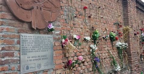 El memorial a los fusilados en los muros del cementerio de ...