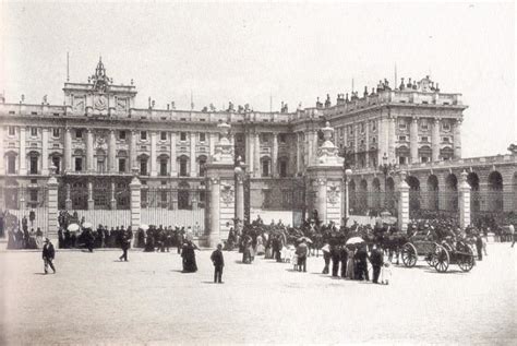 El Palacio real de Madrid en 1900 y el Palacio real hoy