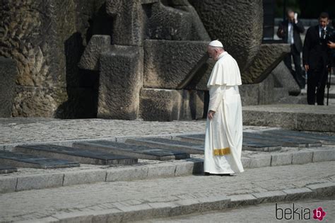El Papa Francisco delante de unas tumbas de fallecidos en ...