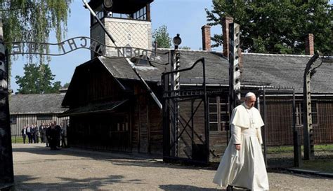 El Papa Francisco recorrió a pie los terribles campos de ...