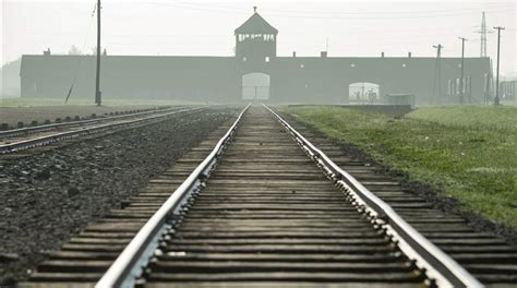 El Papa visita el campo de exterminio de Auschwitz
