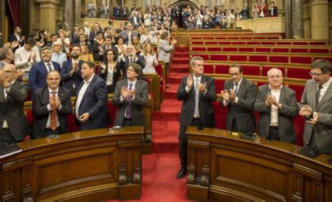 El Parlament de Cataluña mantiene su órdago y aprueba la ...