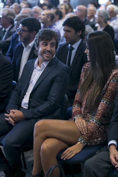 El posado  oficial  de Fernando Alonso y su novia Linda ...