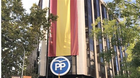 El PP cubre su sede con una enorme bandera de España ...
