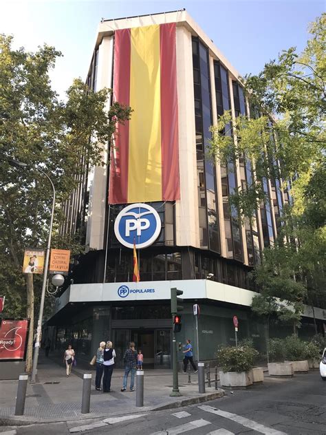 El PP despliega una bandera de España en su sede con ...