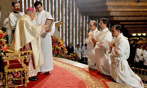 El prelado del Opus Dei ordenan a tres nuevos sacerdotes ...