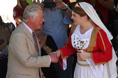 El príncipe Carlos lleva al altar a Meghan en la boda de ...