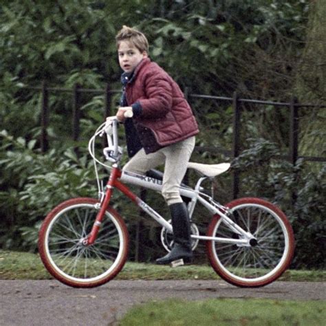 El Príncipe Guillermo de Gales en bicicleta en 1990   Los ...