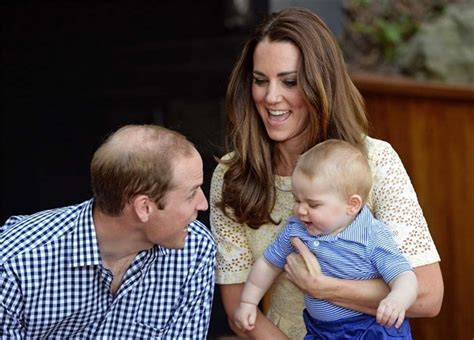 El príncipe Guillermo de Inglaterra hace bromas a su hijo ...