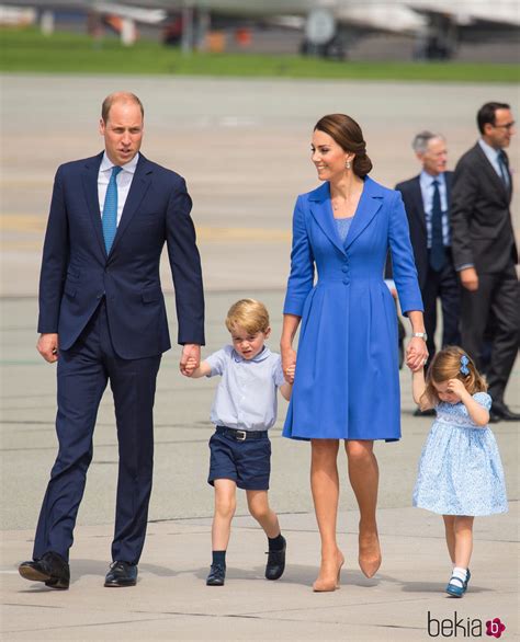El Principe Guillermo y Kate Middleton de la mano con sus ...