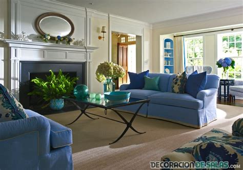 El sofá azul para un salón más luminoso