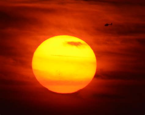 El Sol y un helicóptero al atardecer en Hungría | El ...
