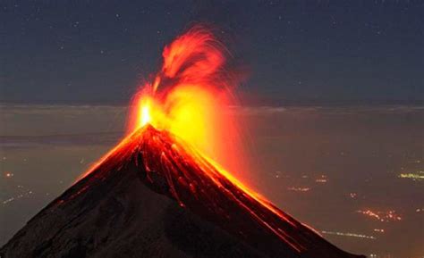 El volcán de Fuego entra en erupción en Guatemala