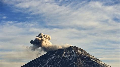 El volcán Popocatépetl lanza cenizas en centro de México ...
