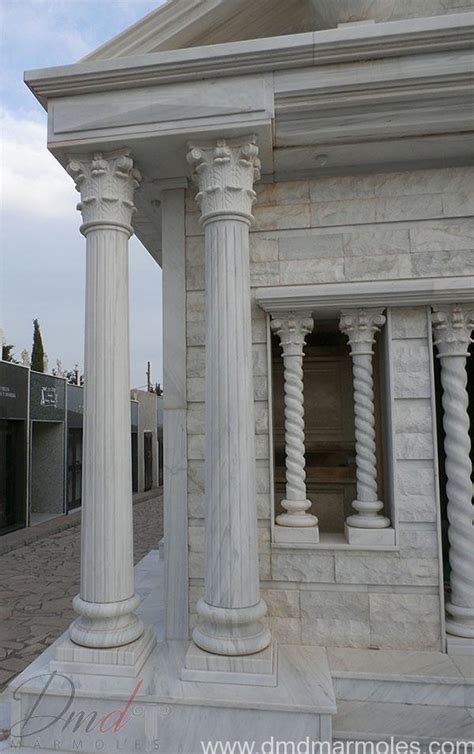Elaboración de columnas de mármol o piedra natural