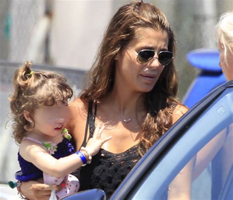 Elena Tablada con su novio y su hija en Ibiza