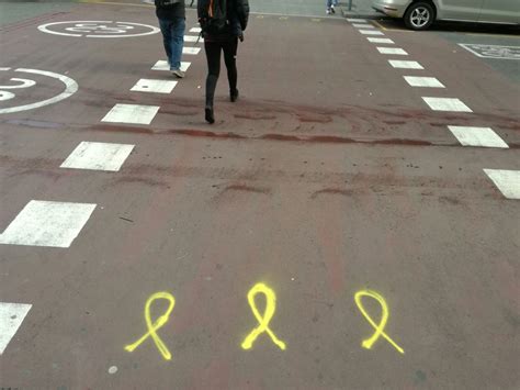 Els llaços grocs inunden els passos de vianants de Barcelona
