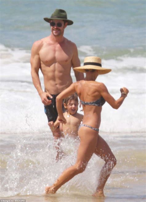 Elsa Pataky and Chris Hemsworth enjoy beach day in Bryon ...