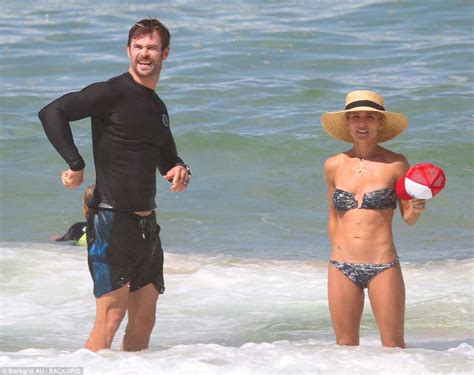 Elsa Pataky and Chris Hemsworth enjoy beach day in Bryon ...