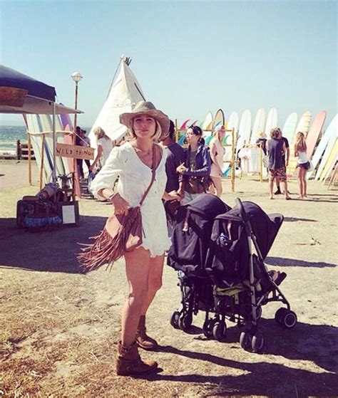 Elsa Pataky se divierte en un festival de surf en ...